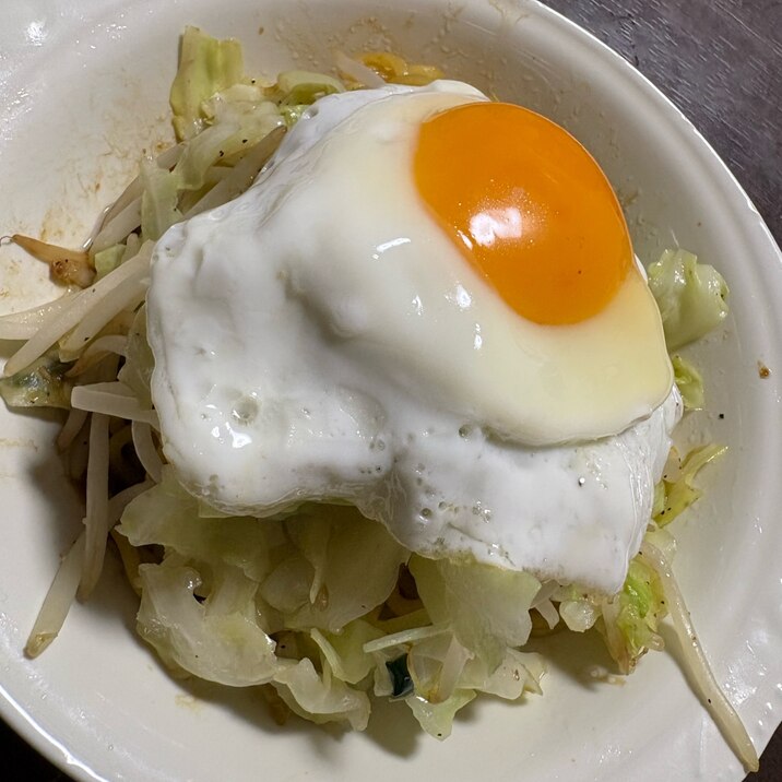 にんにく焼きそば(目玉焼き付き)
